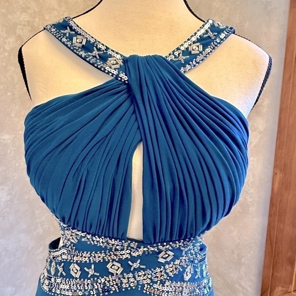 Gorgeous Betsy & Adam Formal Gown - Size 6 - Mint Condition!! - Picture 3 of 11